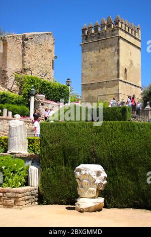 L'Alcazar de los Reyes Cristianos (Il luogo reale dei Re Cristiani) vista di una delle torri castellate in e frammenti Di pilastri Spagna Foto Stock