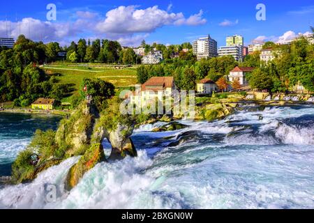 Le cascate del Reno a Sciaffusa, in Svizzera, sono le più grandi d'Europa Foto Stock