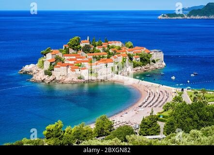 Sveti Stefan, storica città insulare, Budva, Montenegro, una popolare località sulla costa adriatica del Mediterraneo famosa per la sua spiaggia di sabbia rosa Foto Stock