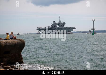 Londra, Regno Unito. 7 Giugno 2020. La folla si riunisce per guardare la regina Elisabetta dell'HMS lasciare Portsmouth Harbour. Portaerei R08. Credit: JOHNNY ARMSTEAD/Alamy Live News Foto Stock