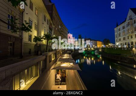 LUBIANA, SLOVENIA - 26 MAGGIO 2016: Vista lungo il canale di Lubiana verso la Chiesa Francescana dell'Annunciazione e Piazza Preseren di notte. Foto Stock