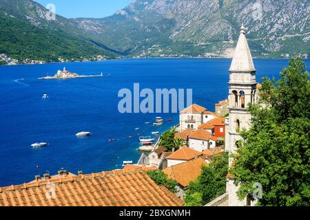 Perast, vista sulla baia di Cattaro e l'isola di nostra Signora delle rocce, Mar Mediterraneo, Montenegro Foto Stock