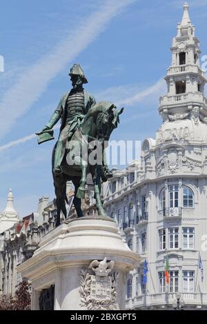Porto, Portogallo - 8 maggio 2017: Monumento al Re Pedro IV sulla Piazza Liberdade. La statua equestre in bronzo è stata inaugurata nell'ottobre 1866 Foto Stock