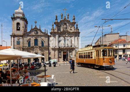 Porto, Portogallo - 8 maggio 2017: Persone in tram storici sulla piazza Carlos Alberto. Primi tram in città con trazione elettrica fu introdotto nel 1895 Foto Stock