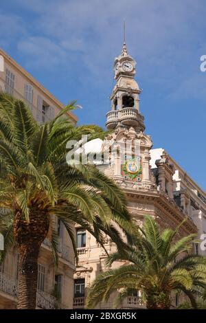 Tolone, Francia - 24 settembre 2019: Torre dell'Orologio sul vecchio edificio su rue Racine. L'edificio apparteneva alla Cassa di risparmio dal 1895 al 1991, oggi ospita il Tribunale amministrativo di Tolone Foto Stock