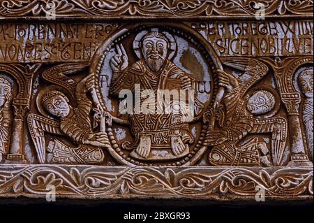 Cristo in Maestà, seduto in una cornice sostenuta da arcangeli. Scolpita nei primi anni '1000 d.C. in un architrave di marmo bianco sopra una porta della chiesa abbaziale di Saint-Génis-des Fontaines, Pyrénées-Orientales, Occitanie, Francia. Il lintel è la prima scultura romanica conosciuta in Francia ad essere datata con la sua iscrizione, con la data della sua creazione, 1019-1020 d.C., indicata da due righe latine che attestano che il monastero è stato fondato nel ventiquattresimo anno del regno di «Re Roberto» (Roberto II, che governò i Franchi dal 996 al 1031 d.C.). Foto Stock