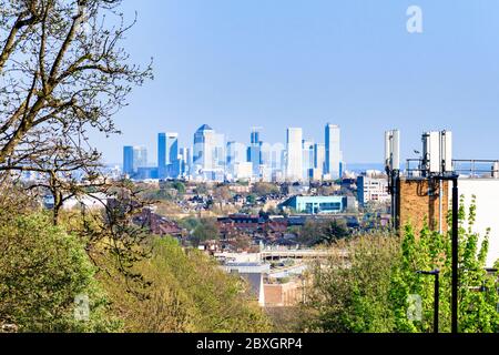 Vista sulla città che mostra un miglioramento della qualità dell'aria dopo il blocco pandemico del coronavirus e riduzione delle emissioni dal traffico motorizzato, Londra, Regno Unito Foto Stock