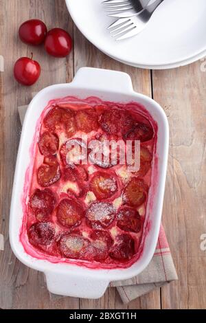 Clafoutis di prugne in una teglia Foto Stock