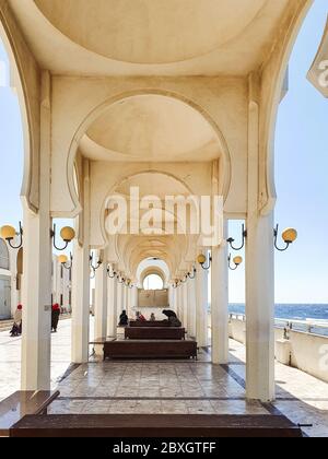 Jeddah / Arabia Saudita - 20 gennaio 2020: Bella moschea vicino al mare con archi e colonne e credenti in preghiera Foto Stock