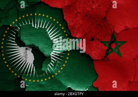 Bandiere dell'Unione africana e del Marocco dipinte su pareti incrinate Foto Stock