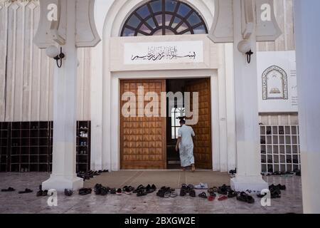 Jeddah / Arabia Saudita - 20 gennaio 2020: Credenti musulmani vicino alla bella moschea vicino al mare Foto Stock