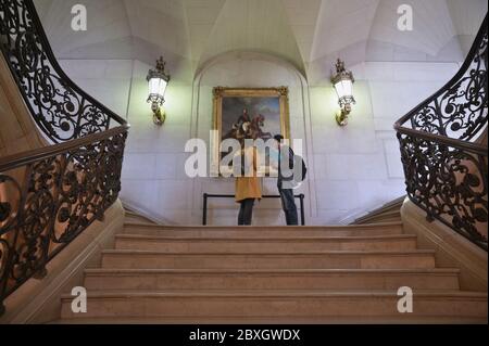 Parigi, Francia - 21 settembre 2019: Persone in un dipinto all'Hotel de Toulouse, ora sede della Banca di Francia, durante le Giornate europee del Patrimonio. L'edificio è la sede ufficiale della Banque de France dal 1811 Foto Stock