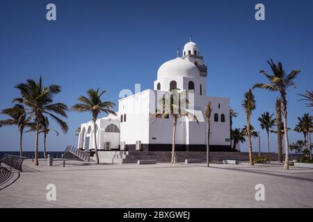 Jeddah / Arabia Saudita - 20 gennaio 2020: Bella moschea con palme vicino al mare Foto Stock
