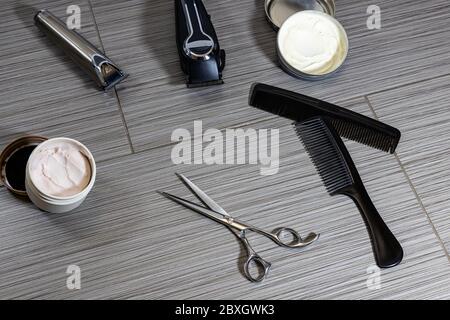 un assortimento di utensili e attrezzature utilizzati da barili o parrucchieri professionisti Foto Stock