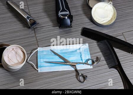 un assortimento di utensili e attrezzature utilizzati da barili o parrucchieri professionisti Foto Stock