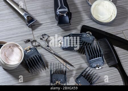 un assortimento di utensili e attrezzature utilizzati da barili o parrucchieri professionisti Foto Stock