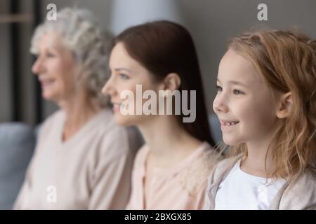 Profilo di tre generazioni di donne che sognano a casa Foto Stock