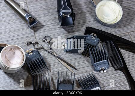 un assortimento di utensili e attrezzature utilizzati da barili o parrucchieri professionisti Foto Stock