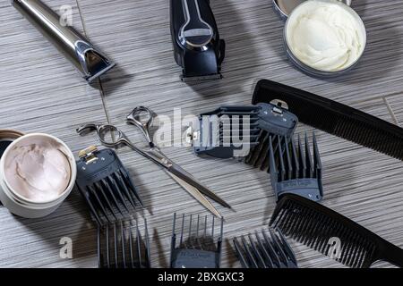 un assortimento di utensili e attrezzature utilizzati da barili o parrucchieri professionisti Foto Stock