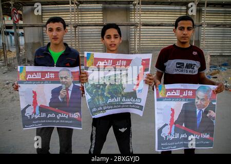 5 giugno 2020: Gaza, Palestina. 05 giugno 2020. I palestinesi nel campo profughi di Jabalia nella striscia di Gaza settentrionale protestano per commemorare il 53° anniversario della Giornata di Naksa e per opporsi al progetto israeliano di annettere la Valle del Giordano. Naksa o 'back' si riferisce all'assunzione del controllo da parte di Israele della Cisgiordania, della striscia di Gaza e di Gerusalemme Est durante la guerra dei sei giorni del 1967. Durante la protesta i partecipanti hanno tenuto bandiere per ricordare il tragico evento, per chiedere e terminare l'occupazione israeliana, e per sostenere i loro diritti e opporsi all'affare del secolo e l'annessione da parte di Israele di Foto Stock