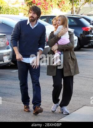 Ben Affleck e Jennifer Garner prendono Seraphina per Starbucks, Santa Monica, California. 2011 Foto Stock