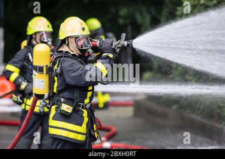 07 giugno 2020, Hessen, Francoforte sul meno: I vigili del fuoco combattono un incendio nel quartiere Preungesheim di Francoforte. L'incendio si era rotto in un complesso di magazzini per motivi ancora sconosciuti. Foto: Boris Roessler/dpa Foto Stock