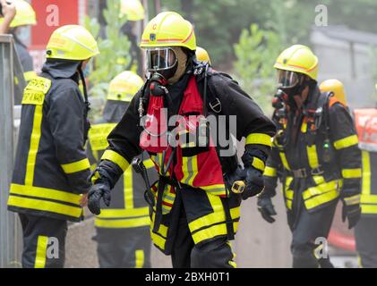 07 giugno 2020, Hessen, Francoforte sul meno: I vigili del fuoco combattono un incendio nel quartiere Preungesheim di Francoforte. L'incendio si era rotto in un complesso di magazzini per motivi ancora sconosciuti. Foto: Boris Roessler/dpa Foto Stock