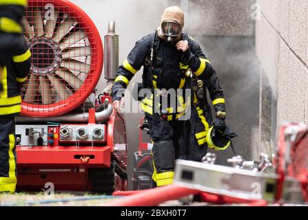 07 giugno 2020, Hessen, Francoforte sul meno: I vigili del fuoco combattono un incendio nel quartiere Preungesheim di Francoforte. L'incendio si era rotto in un complesso di magazzini per motivi ancora sconosciuti. Foto: Boris Roessler/dpa Foto Stock