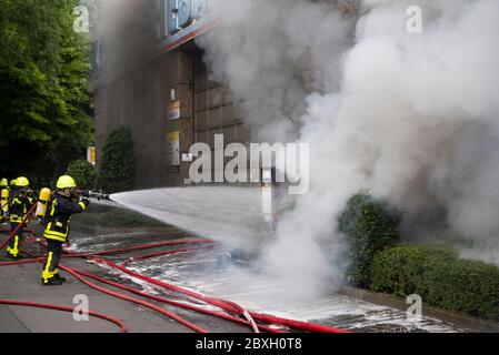 07 giugno 2020, Hessen, Francoforte sul meno: I vigili del fuoco combattono un incendio nel quartiere Preungesheim di Francoforte. L'incendio si era rotto in un complesso di magazzini per motivi ancora sconosciuti. Foto: Boris Roessler/dpa Foto Stock