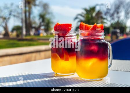 Sangria fredda o punch con frutta Foto Stock