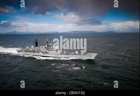 HMS Edinburgh è l'ultimo dei 42 cacciatorpediniere di tipo 14 che sono in servizio con la Royal Navy dal 1975, Sono stati il più combattery dimostrato nave da guerra in servizio con la RN dalla fine della seconda guerra mondiale con due di là numero perso durante la guerra delle Falklands del 1982 (HM Ships Sheffield e Coventry). La HMS Gloucester durante la prima guerra del Golfo ebbe l'unico successo in mare di missili contro missili quando abbatté un missile iracheno contro missili sparato alla veterana USS Missouri (la resa giapponese fu firmata a bordo di lei a Tokoyo Bay, segnando la fine della seconda guerra mondiale) Foto Stock