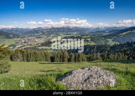 Spettacolare vista panoramica sull'Iller fino alle Alte Alpi Allgau tra Sonthofen e Oberstdorf, Alpi Allgau, Baviera, Germania, Paesaggio Foto Stock
