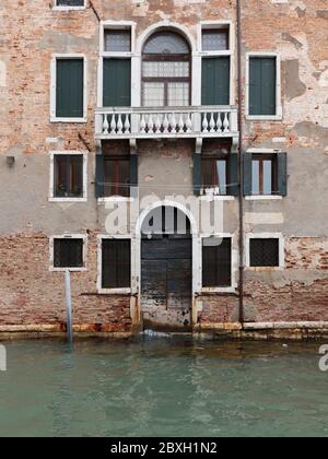 Facciata di un edificio sul canale Rio dei Mendicanti, Venezia, Italia Foto Stock