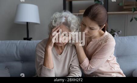 La figlia adulta che si prende cura sostiene la madre anziana infelice Foto Stock