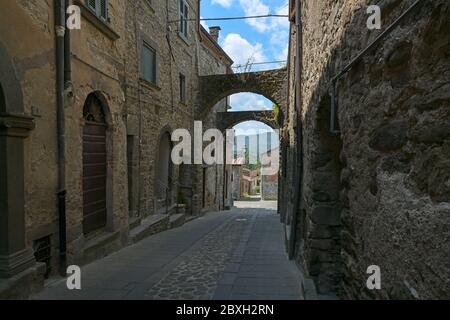 Vicolo stretto di Virgoletta, un bellissimo borgo antico di montagna, vuoto durante la pandemia del coronavirus, distretto di Villafranca in Lunigiana, Toscana, esso Foto Stock