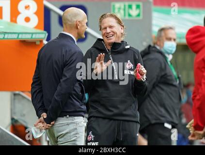 Augusta, Germania. Primo Augsburg, Germania, 7 giugno 2020, Heiko HERRLICH, FCA allenatore scherzi con Markus GISDOL, 1.FCK allenatore FC AUGSBURG - 1.FC KOELN Koln, 07.06.2020 1.Bundesliga, stagione 2019/2020, 30.matchday, Koln Peter Schatz/Pool/primo | utilizzo Worldwide Credit News Live/Alamy 2020 Foto Stock