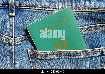 Passaporto della Repubblica araba d'Egitto da vicino in una tasca posteriore di jeans blu. Passaporto egiziano - documento di identificazione. Foto Stock