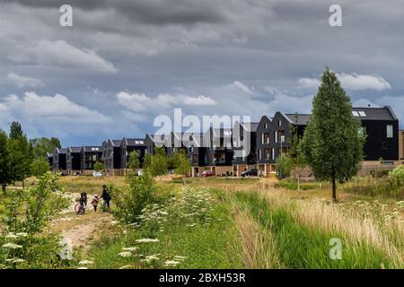 Tempesta nuvole sul mercato immobiliare. Nuovo alloggio nella Cambridge Clay Farm Development a Trumpington Cambridge. Foto Stock