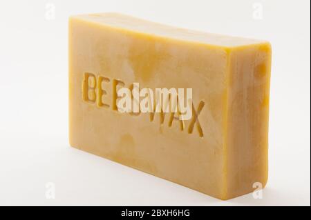 Blocco di cera d'api su sfondo bianco Foto Stock