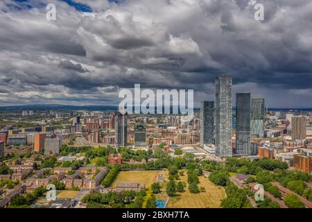 Deansgate Square Manchester Inghilterra, moderno edificio a torre appartamenti grattacieli che domina il centro di Manchester paesaggio nel nord dell'Inghilterra Foto Stock