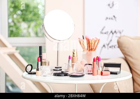 Set di cosmetica decorativa sul tavolo Foto Stock