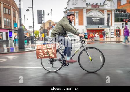 Brixton, Londra UK, 7 giugno 2020: Un ciclista che si dirige verso sud attraverso Brixton dopo la Black Lives Matter marzo attraverso il centro di Londra prima del giorno Credit: Andrew Hasson/Alamy Live News Foto Stock