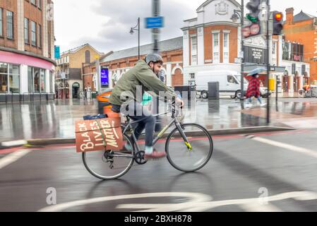 Brixton, Londra UK, 7 giugno 2020: Un ciclista che si dirige verso sud attraverso Brixton dopo la Black Lives Matter marzo attraverso il centro di Londra prima del giorno Credit: Andrew Hasson/Alamy Live News Foto Stock