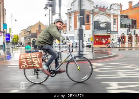 Brixton, Londra UK, 7 giugno 2020: Un ciclista che si dirige verso sud attraverso Brixton dopo la Black Lives Matter marzo attraverso il centro di Londra prima del giorno Credit: Andrew Hasson/Alamy Live News Foto Stock