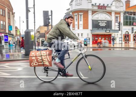 Brixton, Londra UK, 7 giugno 2020: Un ciclista che si dirige verso sud attraverso Brixton dopo la Black Lives Matter marzo attraverso il centro di Londra prima del giorno Credit: Andrew Hasson/Alamy Live News Foto Stock