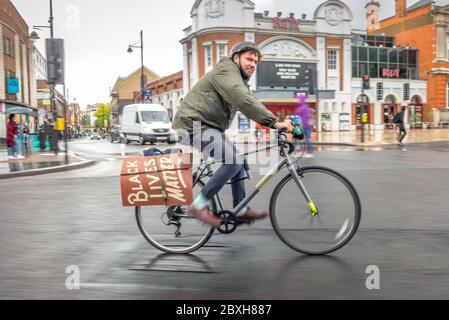 Brixton, Londra UK, 7 giugno 2020: Un ciclista che si dirige verso sud attraverso Brixton dopo la Black Lives Matter marzo attraverso il centro di Londra prima del giorno Credit: Andrew Hasson/Alamy Live News Foto Stock