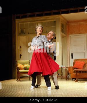 Maureen Lipman (Elli), Harry Shearer (Joe) a DAYTONA di Oliver Cotton al Theatre Royal Haymarket, Londra SW1 07/07/2014 a Park Theatre, Londra produzione design: Ben Stones illuminazione: Jason Taylor regista: David Grindley Foto Stock