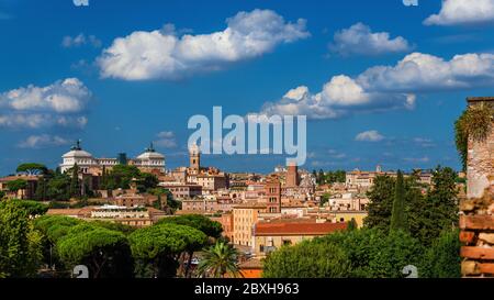 Vista del centro storico di Roma con il Campidoglio dalle terrazze panoramiche Aventine Foto Stock