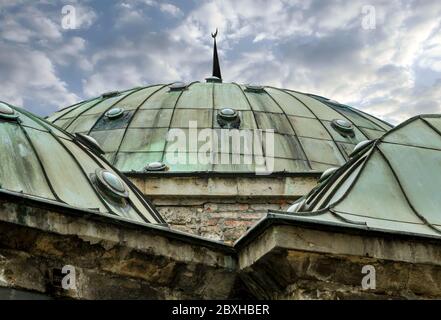 L'esterno del bagno Kiraly con la tipica struttura ottomana in pietra a cupola. L'unica spa in funzione oggi, costruita nel 1565. Budapest.Ungheria. Foto Stock