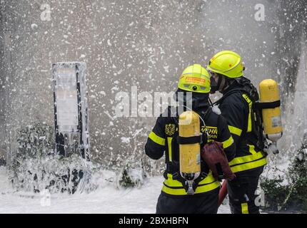 07 giugno 2020, Hessen, Francoforte sul meno: I vigili del fuoco combattono un incendio nel quartiere di Francoforte a Preungesheim con schiuma estinguente. L'incendio si era rotto in un complesso di magazzini per motivi ancora sconosciuti. Foto: Boris Roessler/dpa Foto Stock